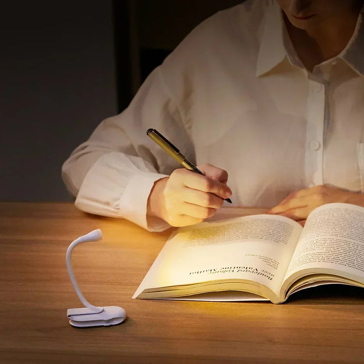 Lampe de lecture LED à clip avec protection oculaire, lumière dimmable sans scintillement, rechargeable USB.