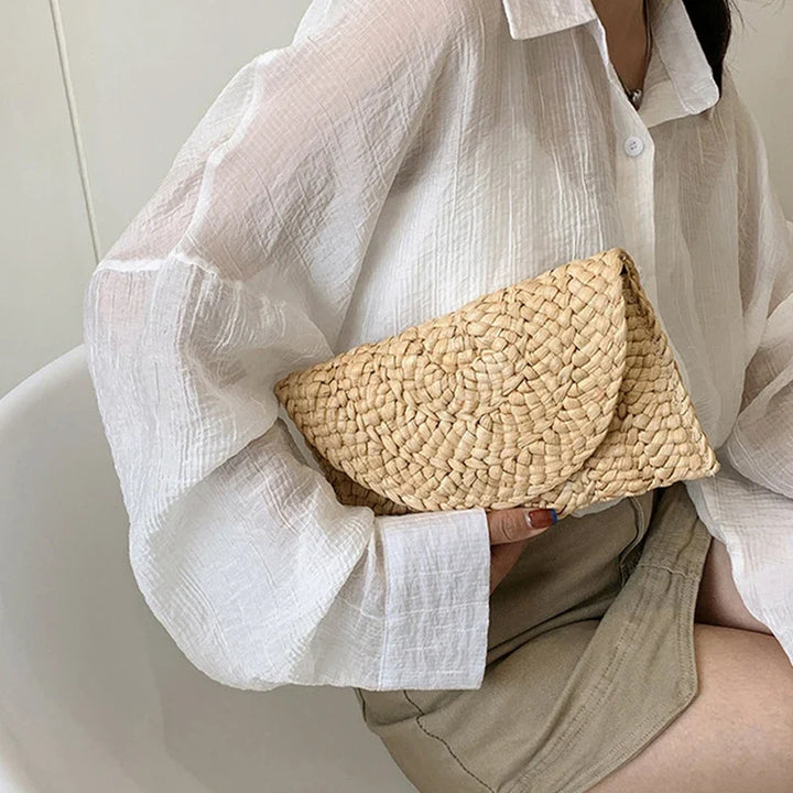 Pochette femme élégante en paille tressée, idéale pour l'été, la plage et les sorties.
