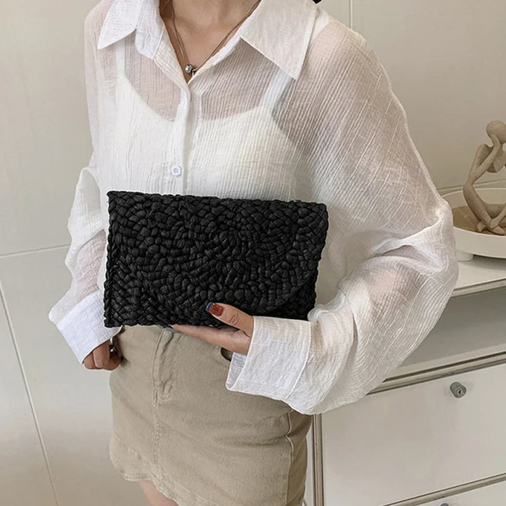 Sac de soirée en paille naturelle, parfait pour un look estival élégant et raffiné.