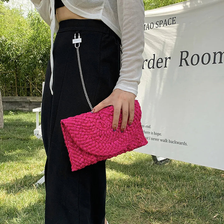 Pochette d'été compacte et colorée, sac plage bohème et tendance pour femme.
