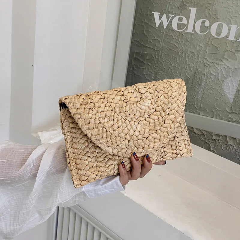 Sac bohème en paille pour femme, pochette compacte et tendance pour l'été.
