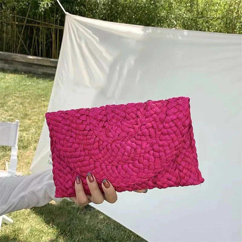Pochette femme en paille chic, accessoire mode polyvalent pour l'été et les soirées.