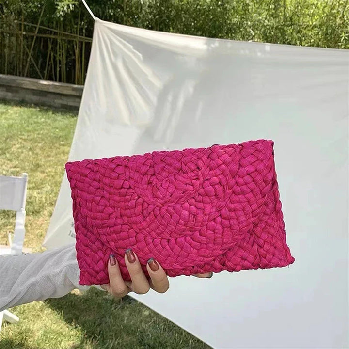 Pochette femme en paille chic, accessoire mode polyvalent pour l'été et les soirées.