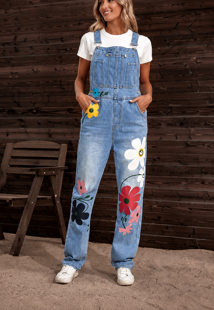 Salopette femme en jean fleurie, style décontracté avec imprimé floral, bretelles réglables et poches pratiques.
