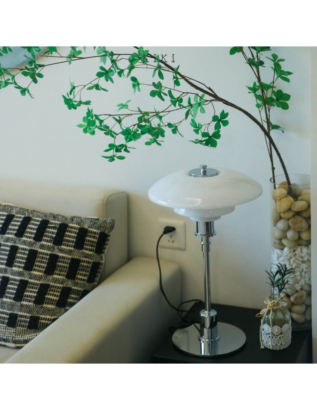 Lampe de table scandinave en métal, finition élégante, idéale pour bureau ou chevet.