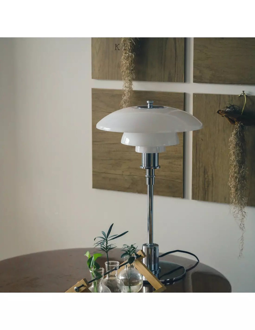 Lampe décorative danoise en métal, design épuré, crée une atmosphère relaxante.