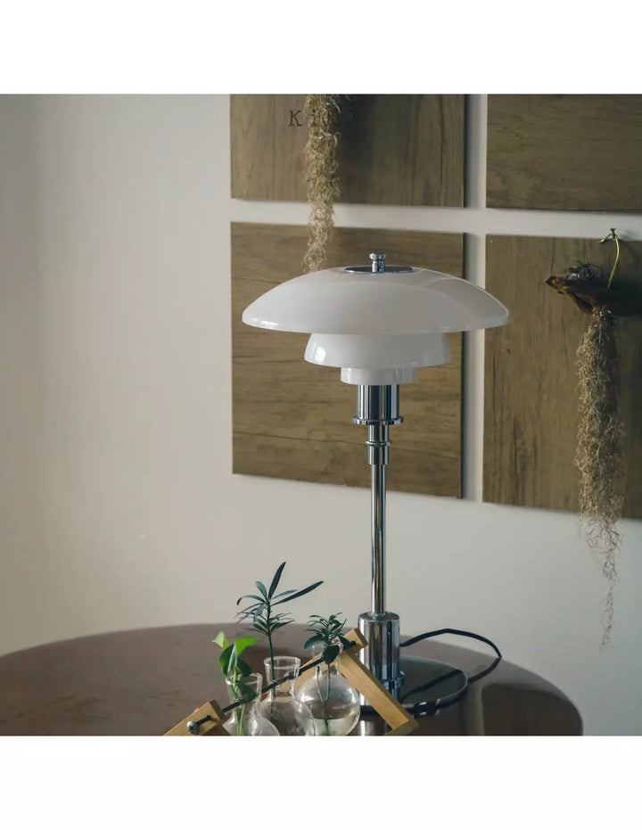 Lampe décorative danoise en métal, design épuré, crée une atmosphère relaxante.