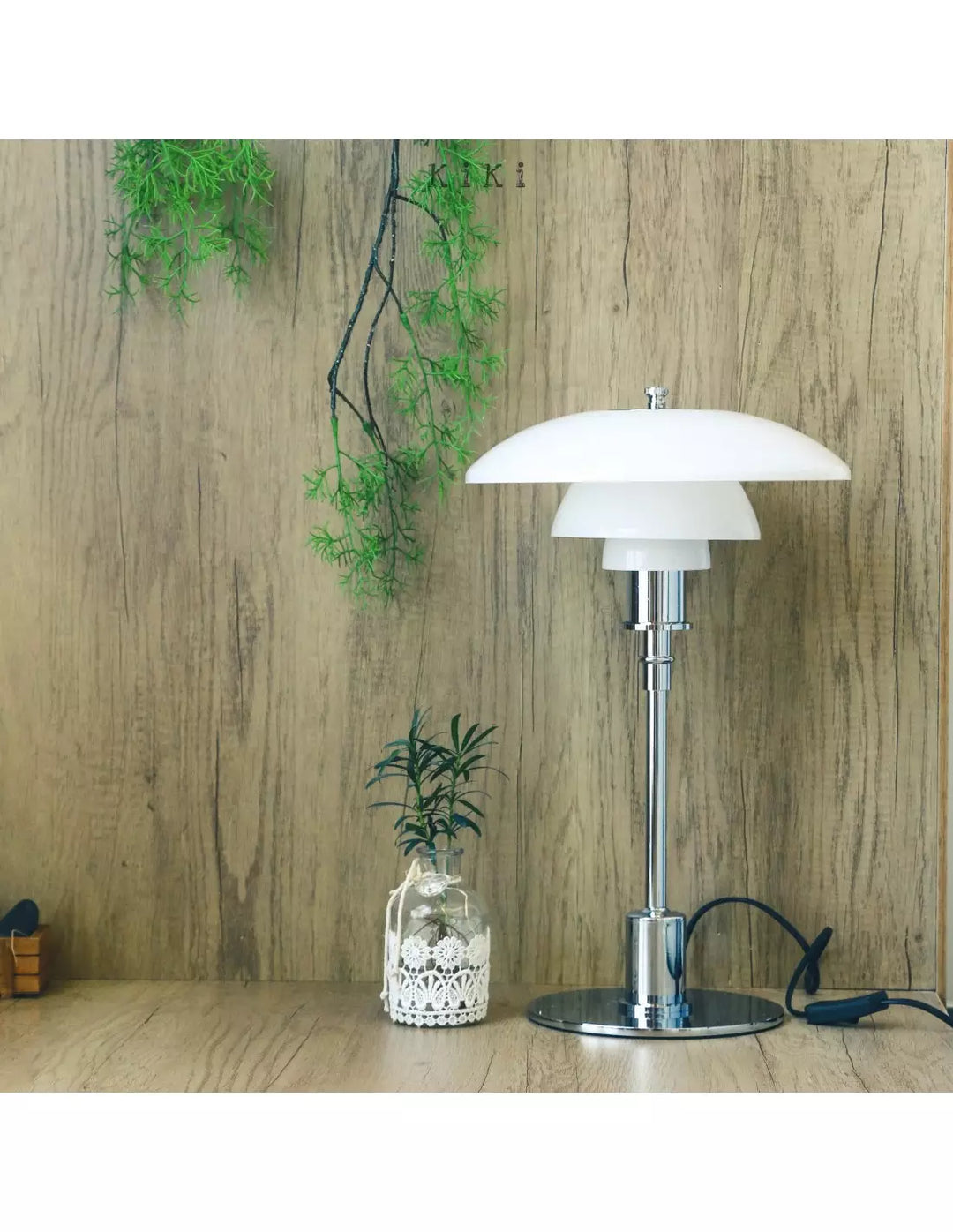 Lampe de table style scandinave, forme multicouche distinctive, accent pour tout salon.