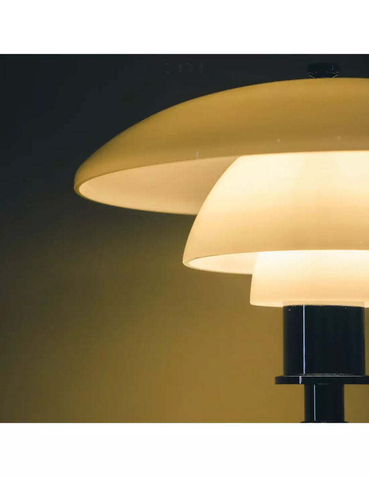 Lampe de chevet design danois, éclairage doux et chaleureux, parfaite pour une chambre cosy.