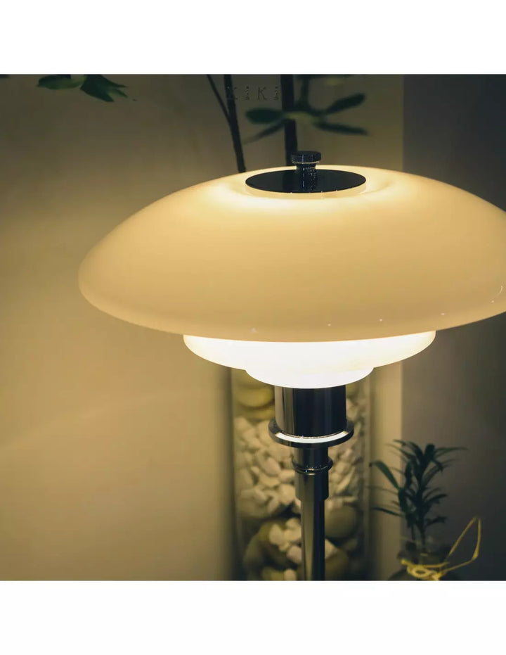 Élégante lampe de table scandinave, abat-jour multicouche en verre, touche déco unique.