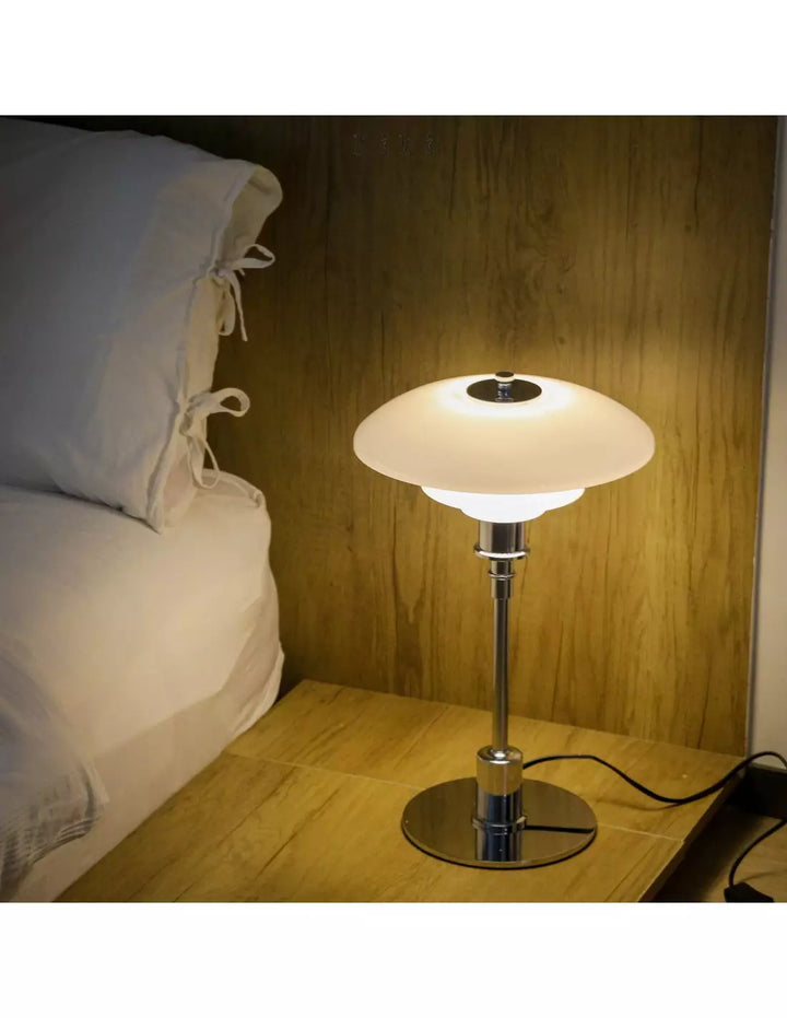 Lampe de table contemporaine danoise, structure en métal, diffuse une lumière subtile et agréable.