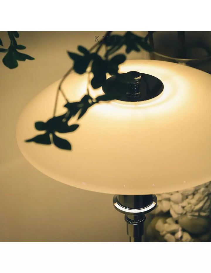 Design danois intemporel: lampe de table multicouche pour un éclairage d'ambiance raffiné.