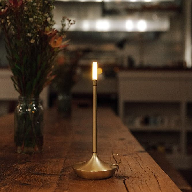 Lampe bougie LED LumaGlow dorée, dimmable, apportant une touche de luxe et une lumière chaleureuse sans fil.