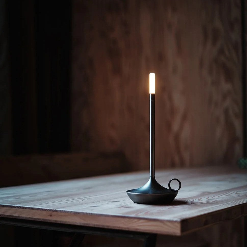 Bougie LED dimmable LumaGlow, élégante et sans fil, créant une ambiance douce pour tout intérieur.