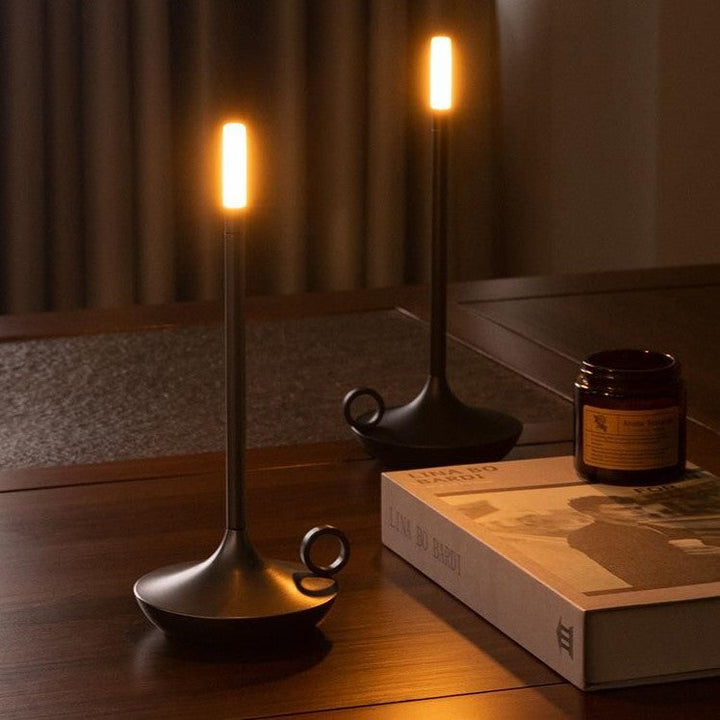 Bougie LED LumaGlow argentée, dimmable, pour une décoration moderne et un éclairage d'ambiance sophistiqué.