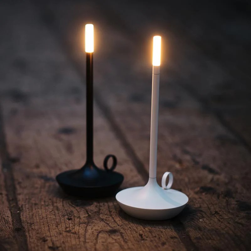 LumaGlow bougie LED dimmable, idéale pour une lumière d'ambiance chaleureuse et une décoration intérieure moderne.