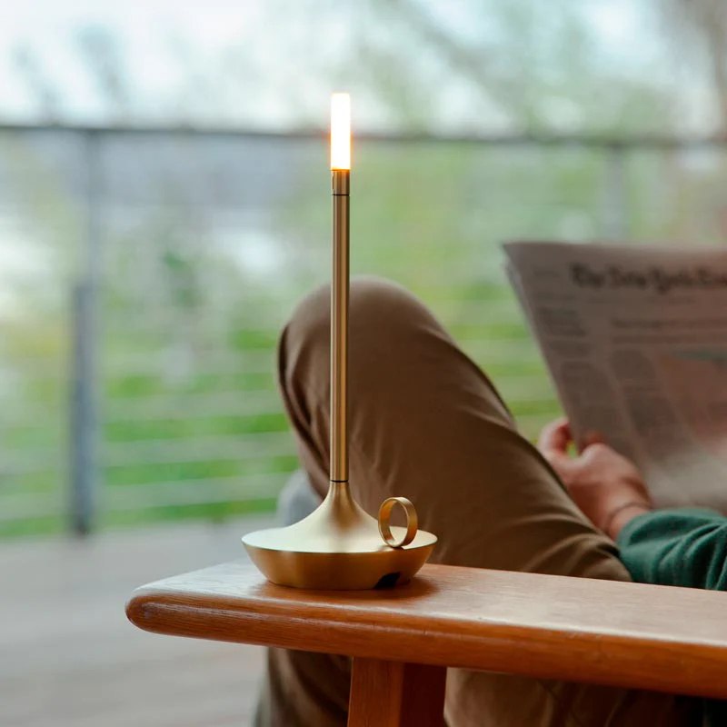 Bougie LED LumaGlow dimmable noire, design élégant, parfaite pour un éclairage d'ambiance chic et sans fil.