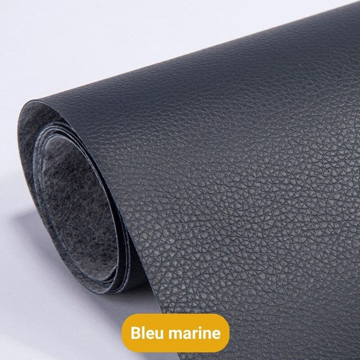 Texture réaliste du patch adhésif en cuir synthétique, idéal pour une réparation discrète et esthétique.