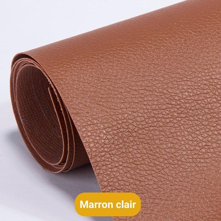 Kit de réparation cuir autocollant pour restaurer un accroc sur un canapé, meuble ou siège auto.