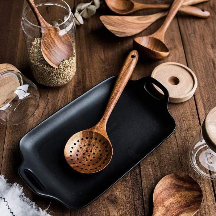 Kit d'ustensiles de cuisine en teck naturel, idéal pour cuisiner sans rayer les poêles antiadhésives.