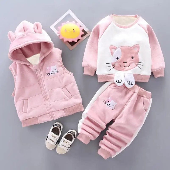 Ensemble bébé 3 pièces coton, adorable et confortable pour les jeux et la détente.