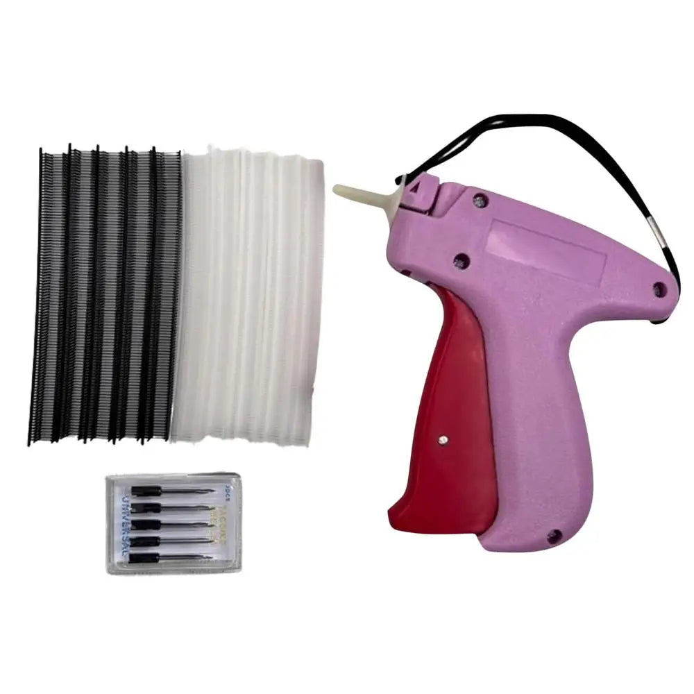 Utilisation d'une machine à coudre portable mini pour ajustements rapides et précis de textiles.
