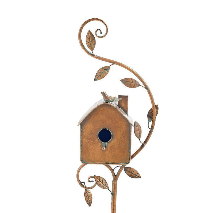 Piquet métallique décoratif pour oiseaux, parfait pour la faune du jardin. Ambiance nature rustique.