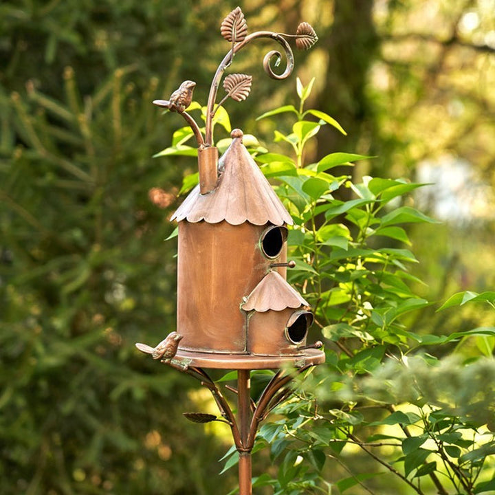 Piquet en métal pour oiseaux, élément décoratif et fonctionnel pour jardin extérieur. Faune et nature.