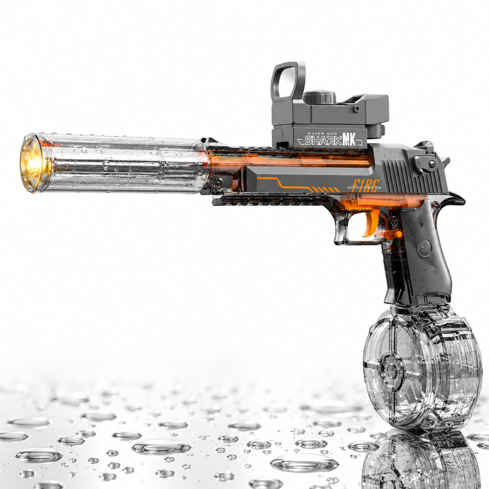 Enfant joyeux jouant avec pistolet à eau électrique LED, parfait pour la piscine, plage ou jardin. Jeu d'été.