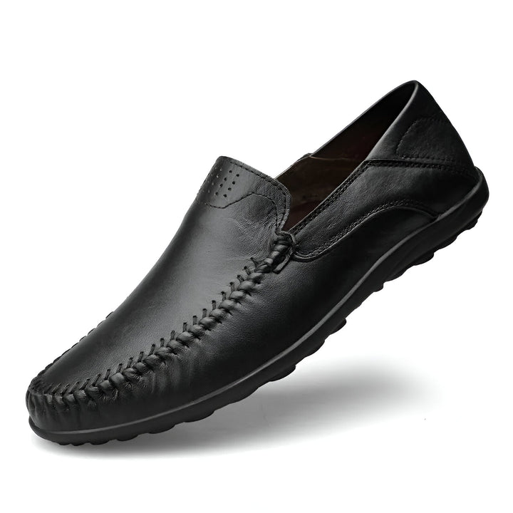 Mocassins classiques noirs pour hommes, confortables et élégants. Chaussures habillées polyvalentes pour style masculin.