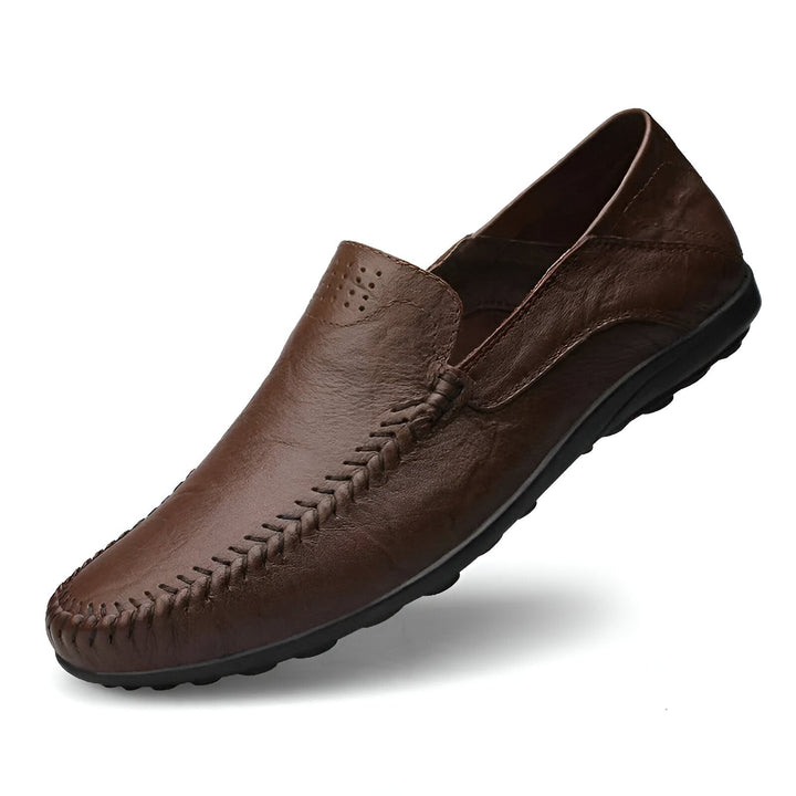 Élégants mocassins marrons pour hommes, parfaits pour le confort quotidien et les occasions habillées. Style classique.