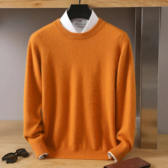 Pull homme col rond simple et élégant, parfait pour un look minimaliste et chic d'automne.