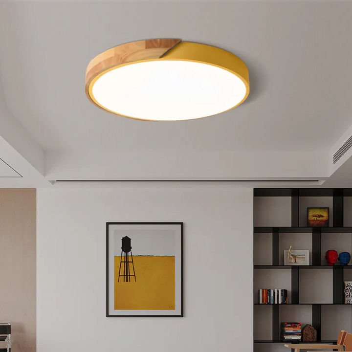 Plafonnier LED en bois, style scandinave épuré, luminaire design pour un intérieur moderne et lumineux.