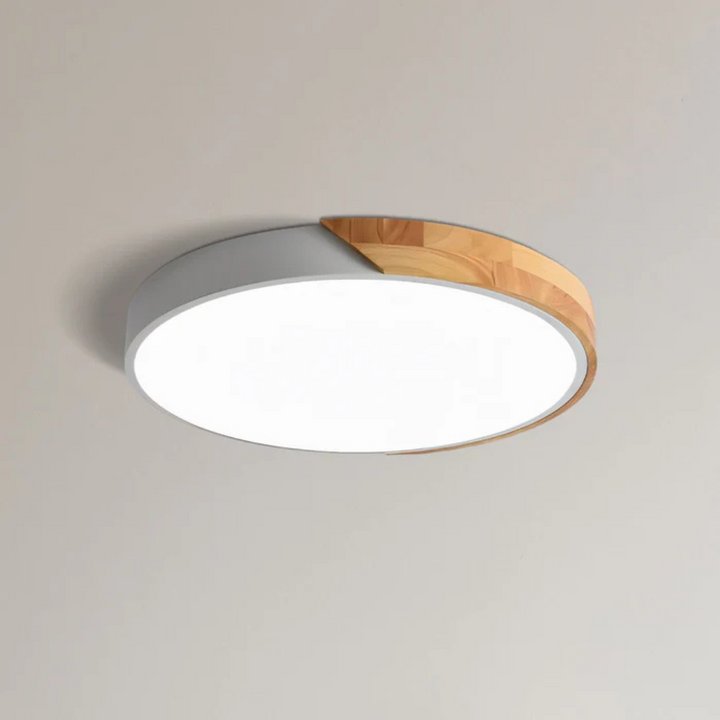 Luminaire plafond LED scandinave en bois clair, parfait pour un intérieur design et moderne à la maison.