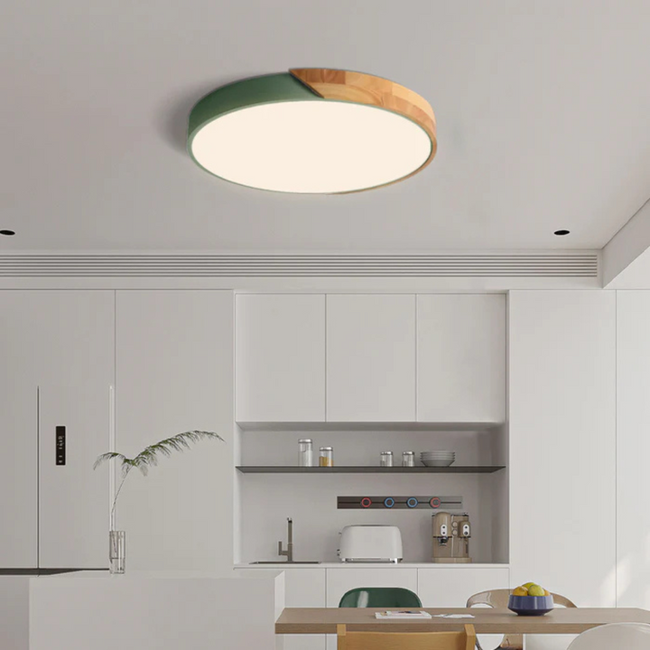 Plafonnier LED scandinave en bois, idéal pour salon ou chambre, diffuse un éclairage doux et moderne.