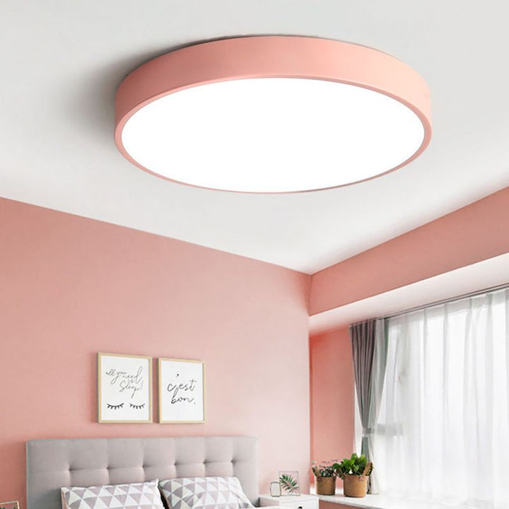 Plafonnier LED économie énergie, design ultra fin, diffuse une lumière pastel et agréable.