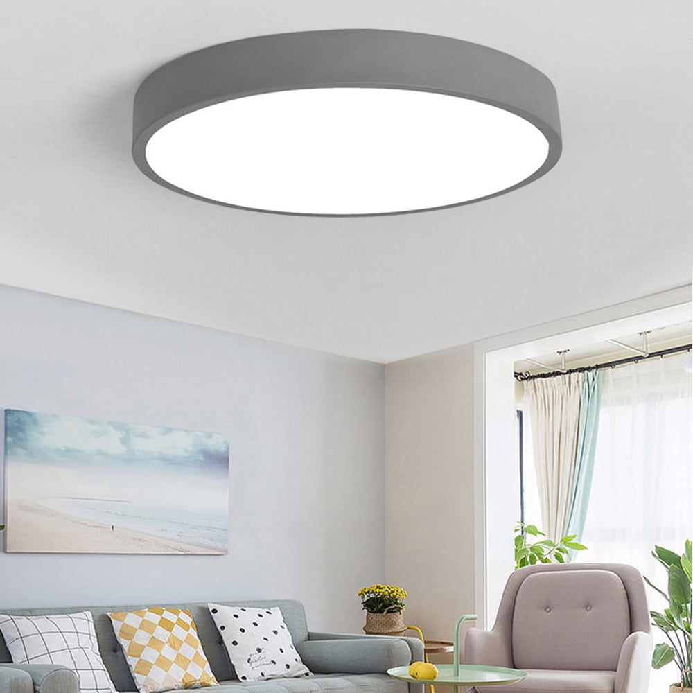 Installation facile pour ce plafonnier LED rond, luminaire moderne et discret pour toute pièce.