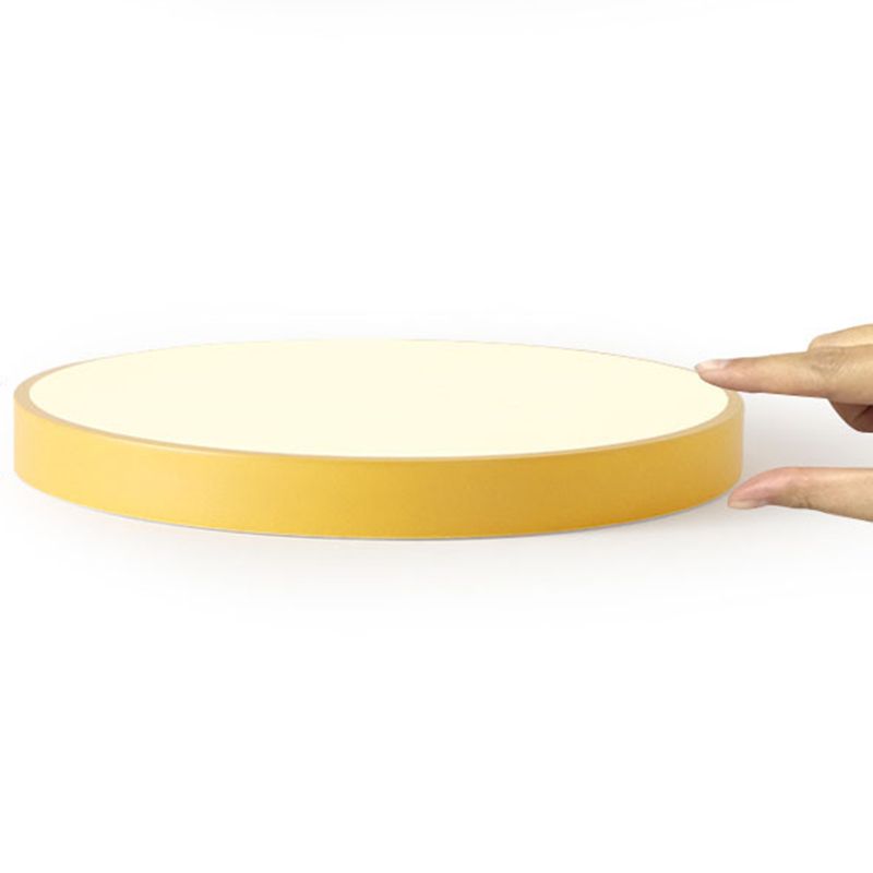 Luminaire chambre LED ronde, design épuré et ultra fin, crée une atmosphère de lumière douce et relaxante.