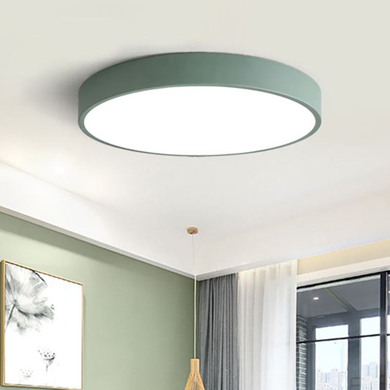 Lampe plafond LED ultra-fine, forme ronde pour un éclairage puissant et une décoration maison chic.
