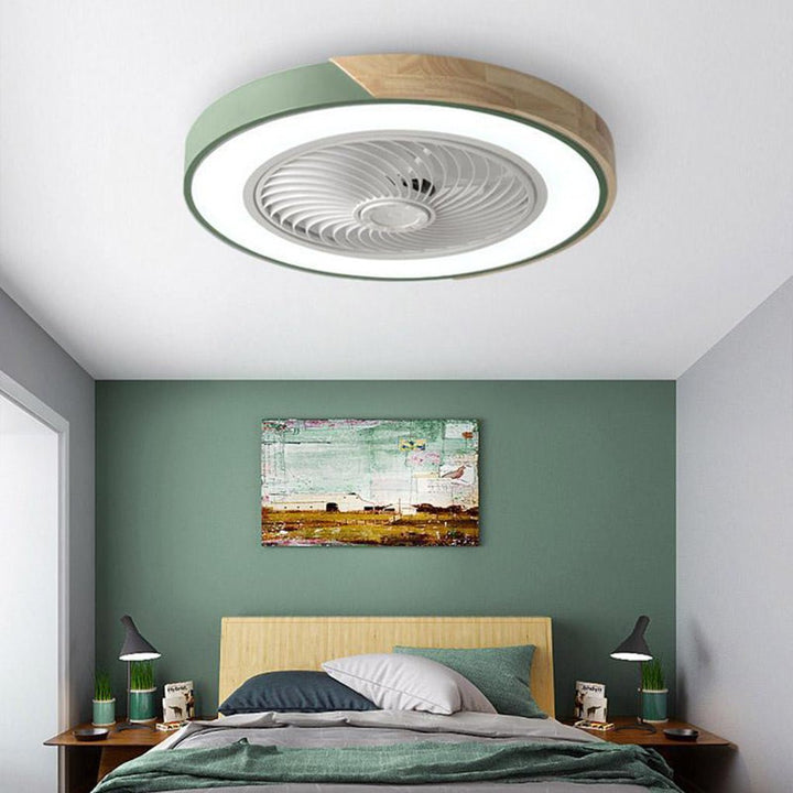 Ventilateur de plafond discret et silencieux avec lumière LED, parfait pour toute pièce intérieure.