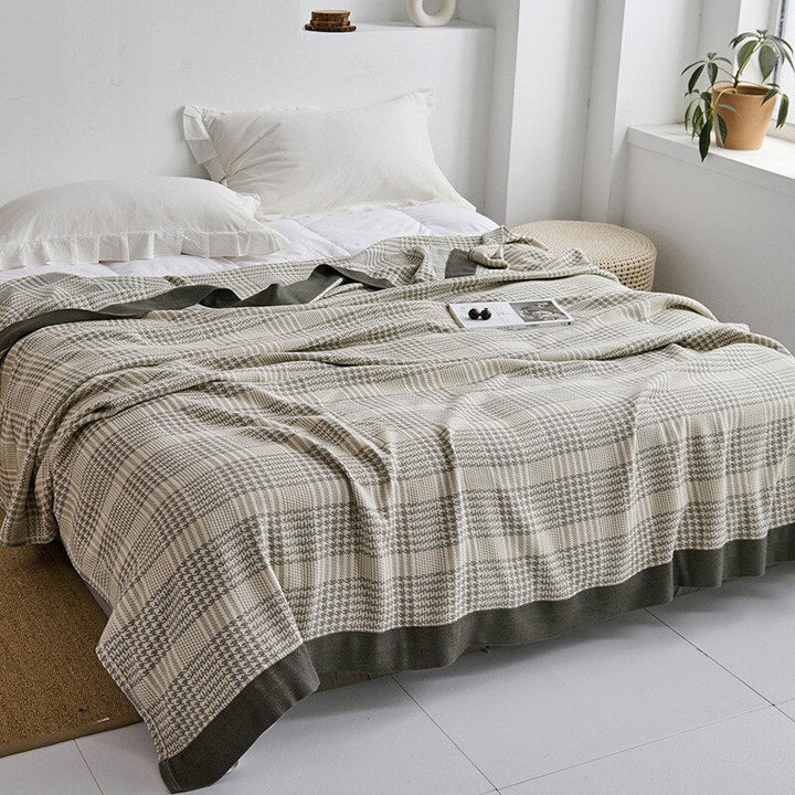 Plaid doux pour lit, accessoire moderne pour une chambre chaleureuse et stylée.