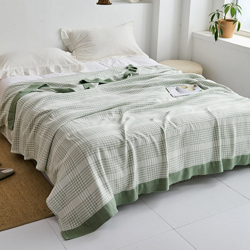 Plaid en textile doux et moderne, parfait pour le salon, le canapé ou un fauteuil douillet.
