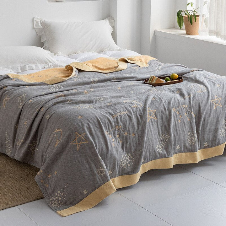 Plaid en textile doux, idéal pour la décoration intérieure du salon ou de la chambre.