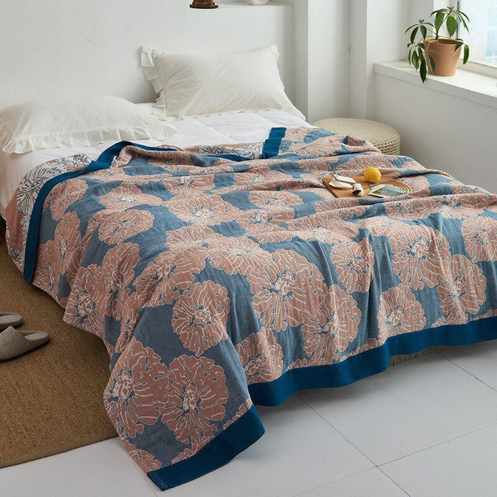 Accessoire maison: plaid doux, motif moderne, idéal pour le confort du salon familial.