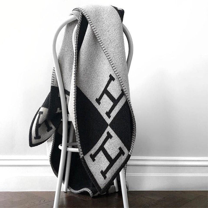Véritable plaid en laine et cachemire, offrant une douceur et un luxe inégalés pour votre maison.