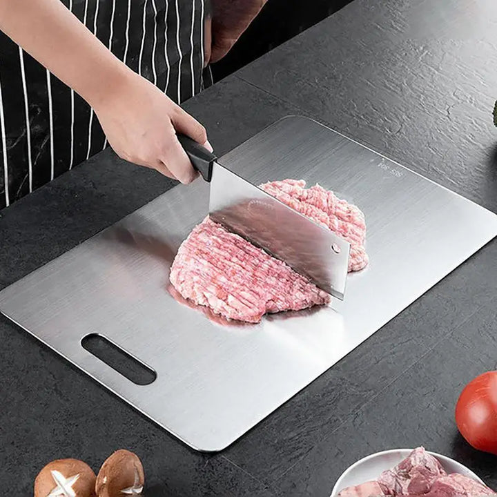 Planche à découper en acier inoxydable, hygiénique pour la cuisine moderne.