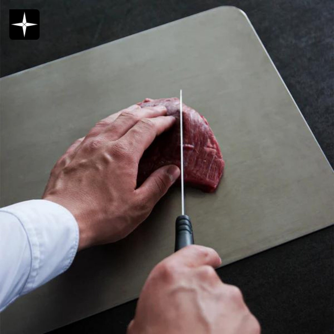 Planche à découper métallique antibactérienne, idéale pour une hygiène optimale en cuisine.