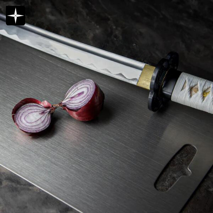 Planche à découper durable en métal, parfaite pour la préparation culinaire quotidienne.