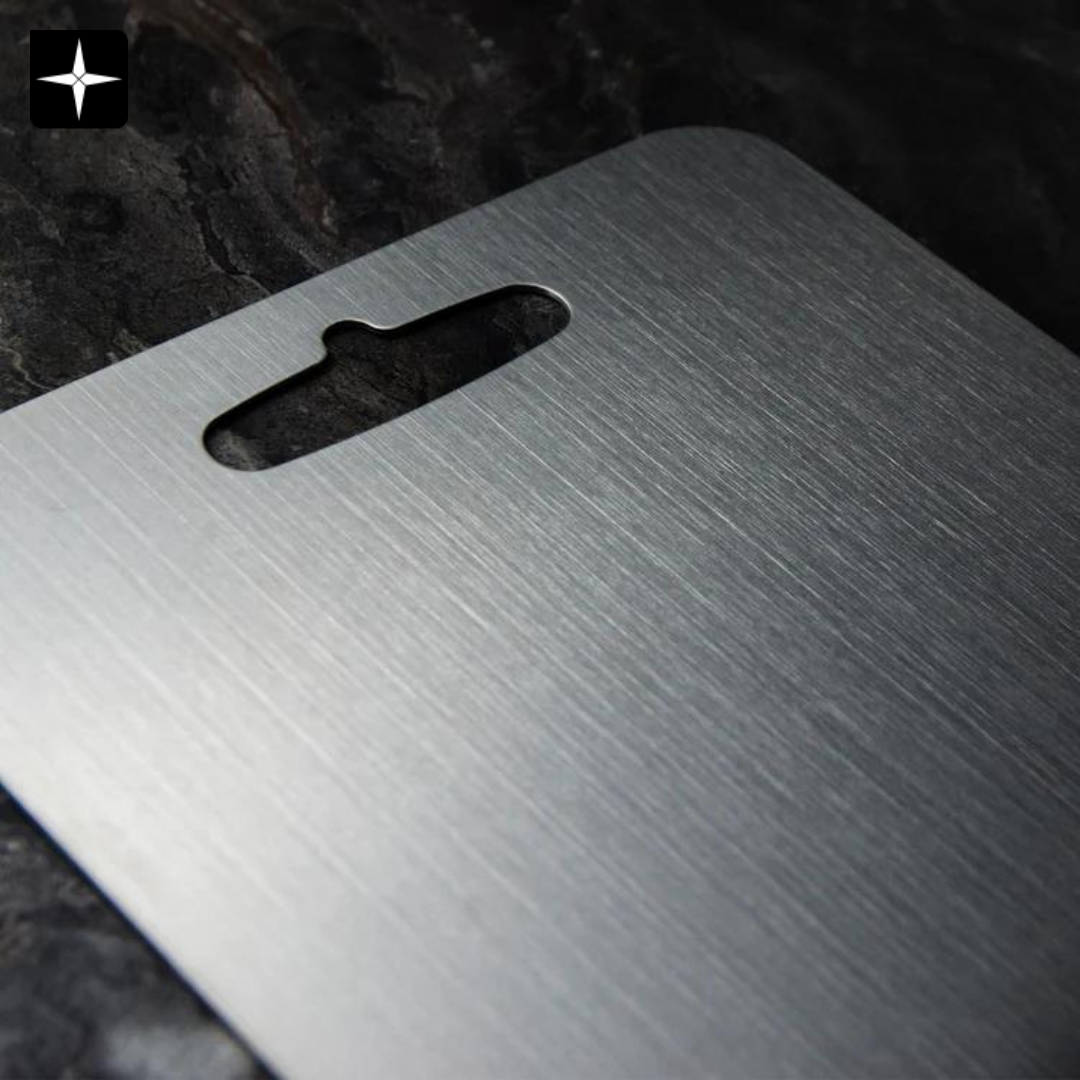 Planche à découper en acier inoxydable, ustensile durable pour découpe hygiénique en cuisine.
