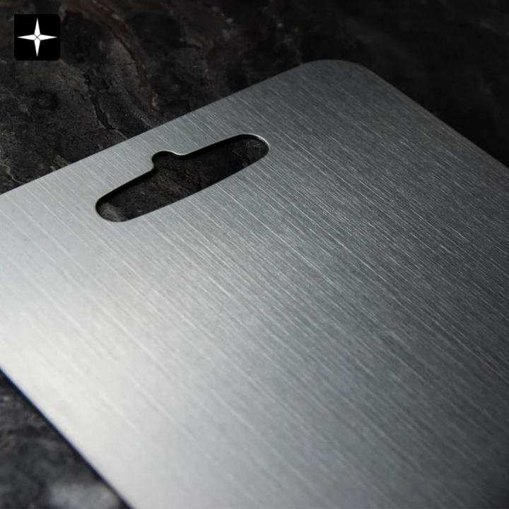 Planche à découper en acier inoxydable, ustensile durable pour découpe hygiénique en cuisine.